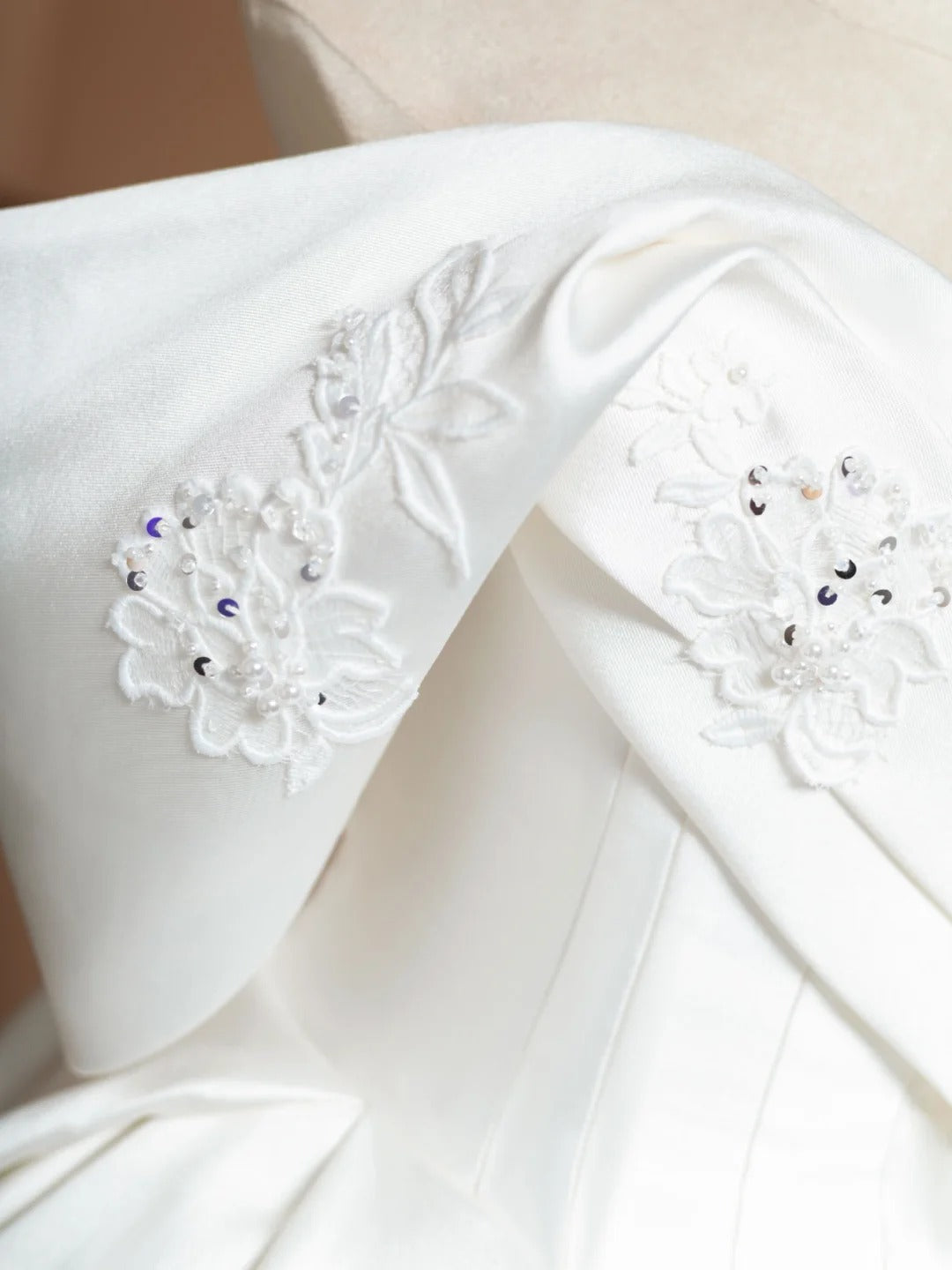 Robe de soirée longue en satin blanc à fleurs appliquées et perles, élégante et tendance, robe de bal, robe de soirée, robe de mariée, nv4747