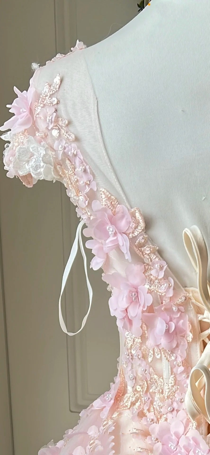 NiceVestidos - Style Sweet Bride : Robe de mariée rose pâle en dentelle florale, manches courtes, longueur au sol, NV5813