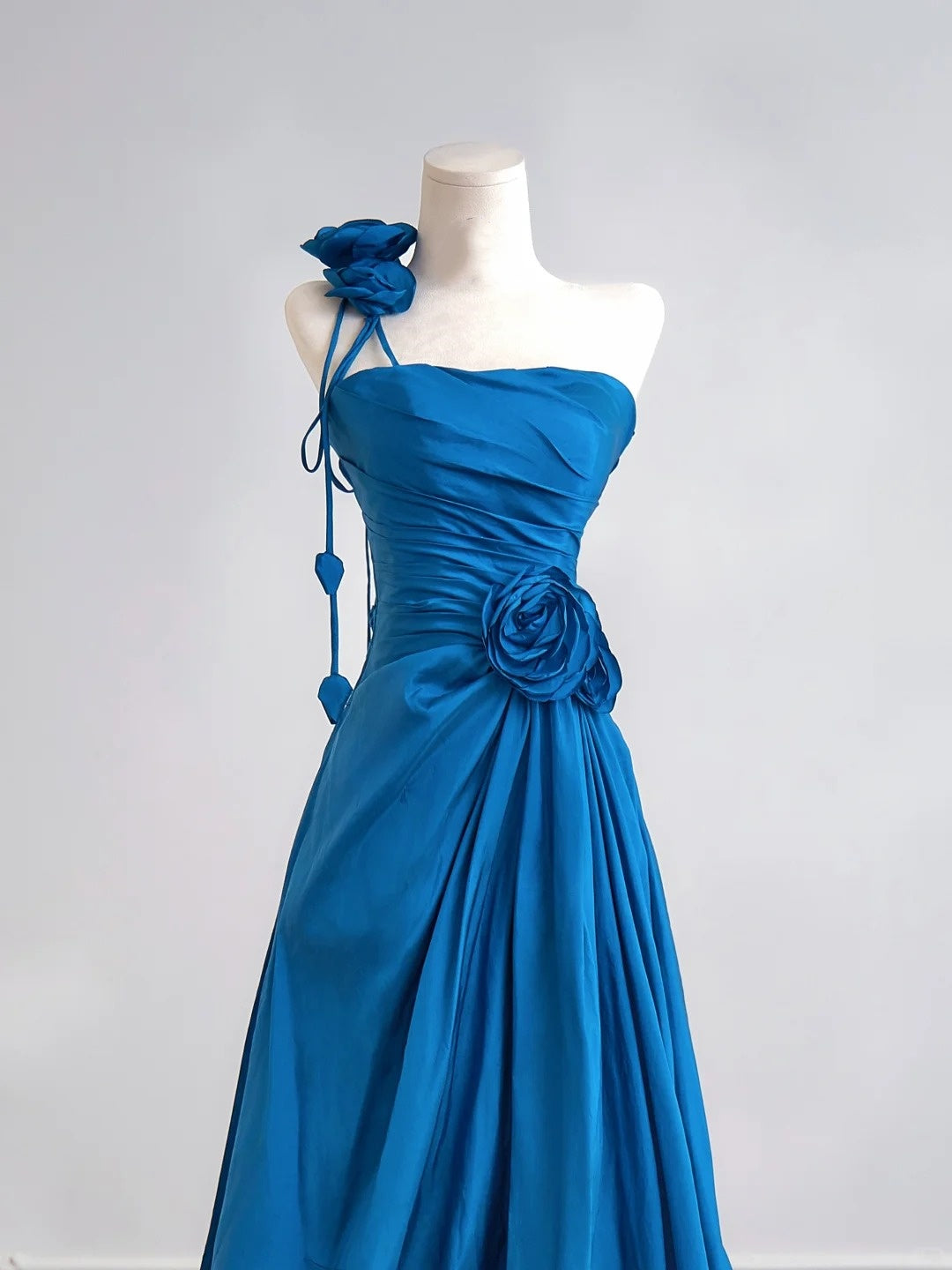 Blue dresses Floral dresses Long dresses Taffeta dresses Floor-length dresses Ball gowns Evening gowns nv5049
