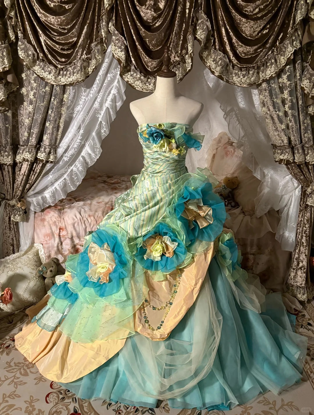 Blaues bodenlanges Ballkleid aus floralem Tüll nv5171