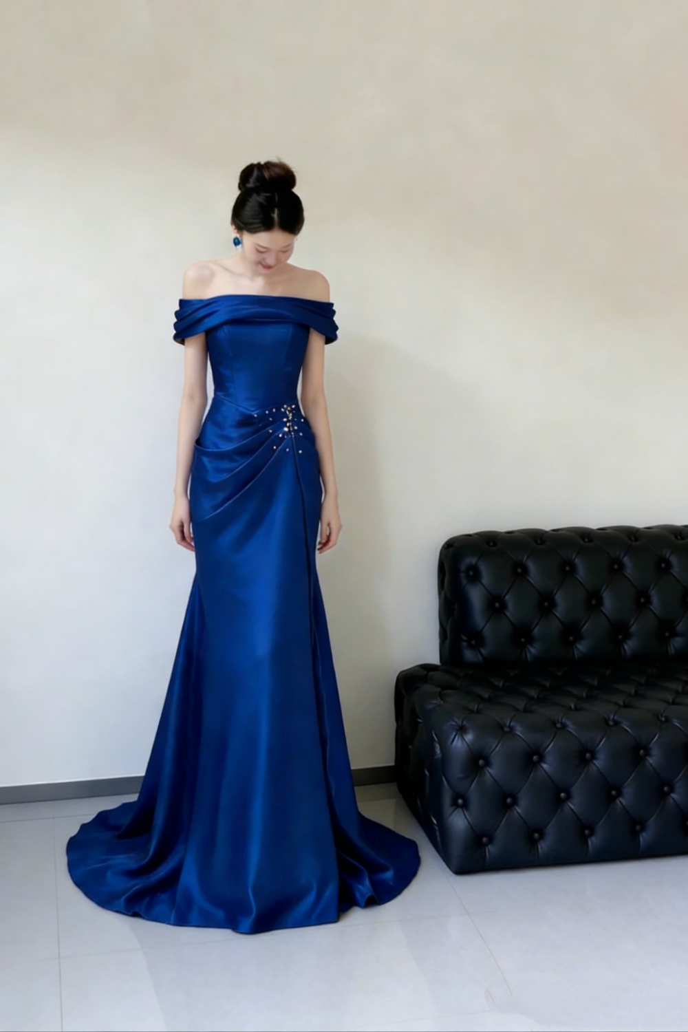 Tiefseeblaues schulterfreies Abendkleid mit Wasserfallausschnitt, Perlenbesatz und Schleppe – Maxikleid für Abendveranstaltungen, roten Teppich und Themenbälle NV6824