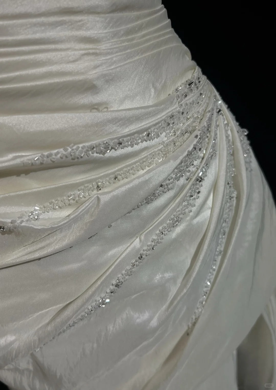 Ivory White Sparkling Homecoming Dress Exquisite Beaded Short Satin Ball Gown Evening Dress nv4382