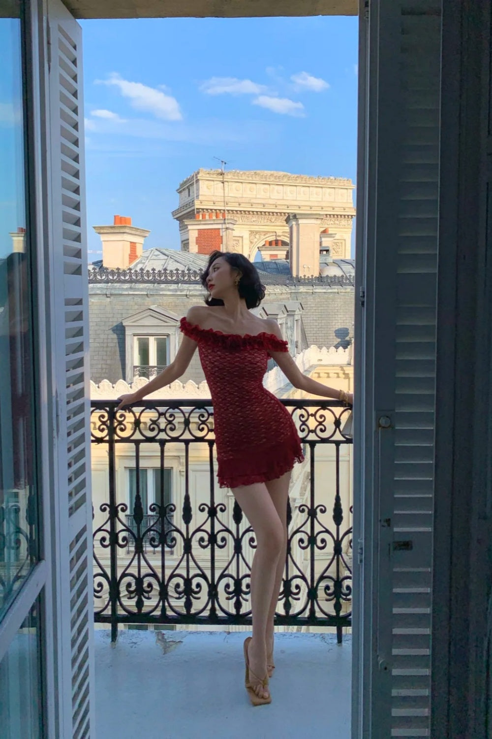 Burgunderfarbenes Minikleid aus Spitze mit Carmen-Ausschnitt: Rüschensaum, figurbetont, im angesagten französischen Retro-Stil NV6404