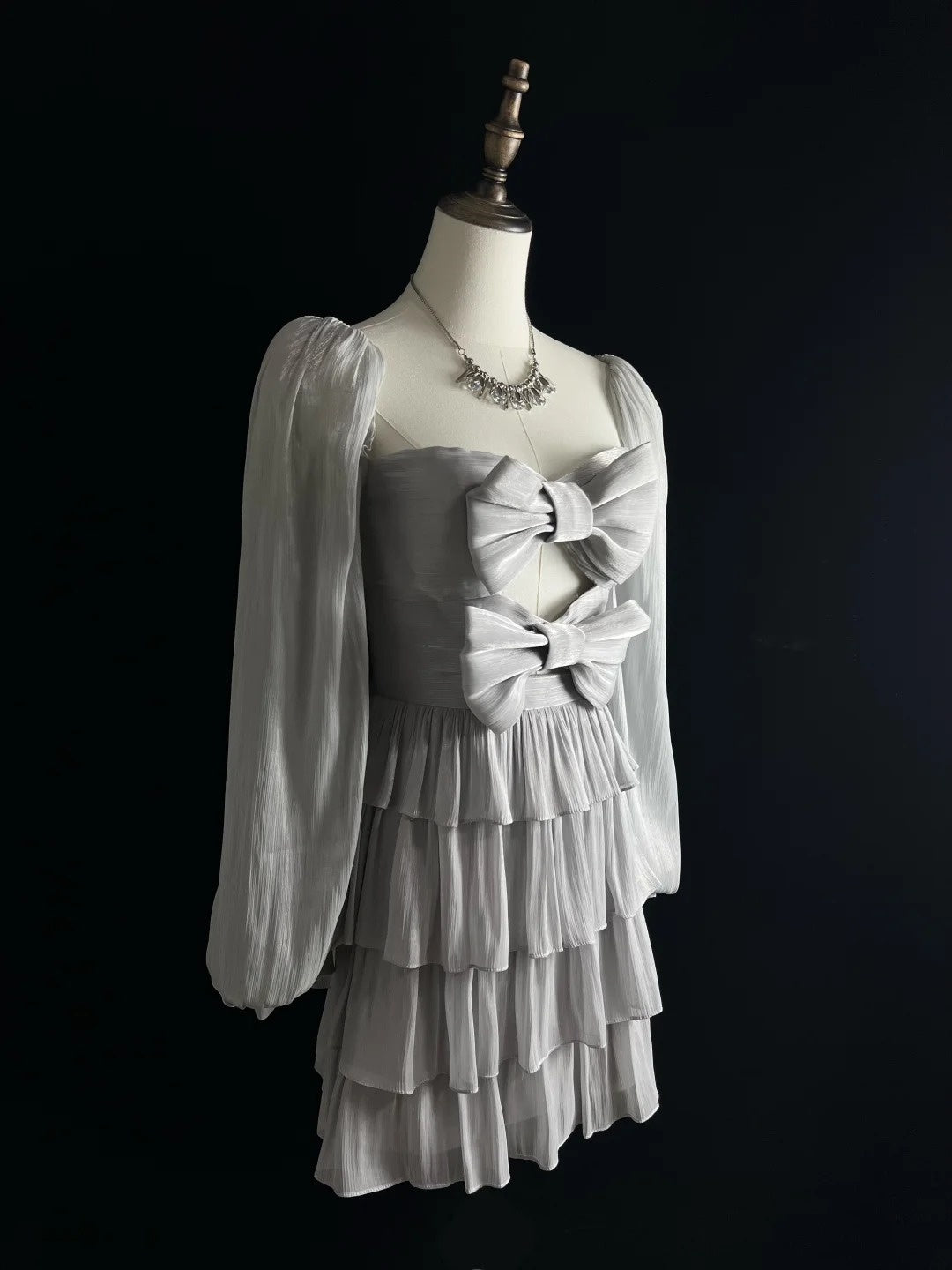 Silbernes, funkelndes, kurzes Satin-Heimkehrkleid mit Rüschen, Geburtstagskleid nv4498