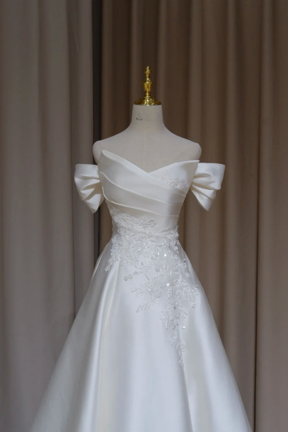 NiceVestidos-_Elegant long ball gown with delicate white beading, formal dress NV5992