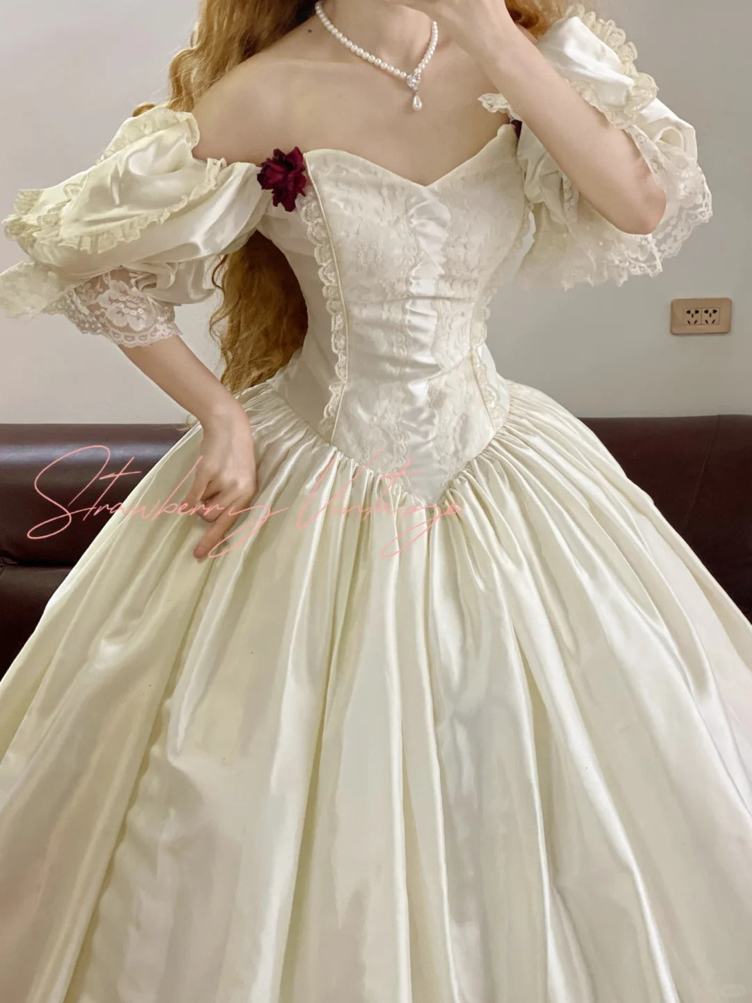 Elfenbeinweißes Vintage-Elegantes langes Prinzessinnen-Ballkleid aus Spitze nv5000