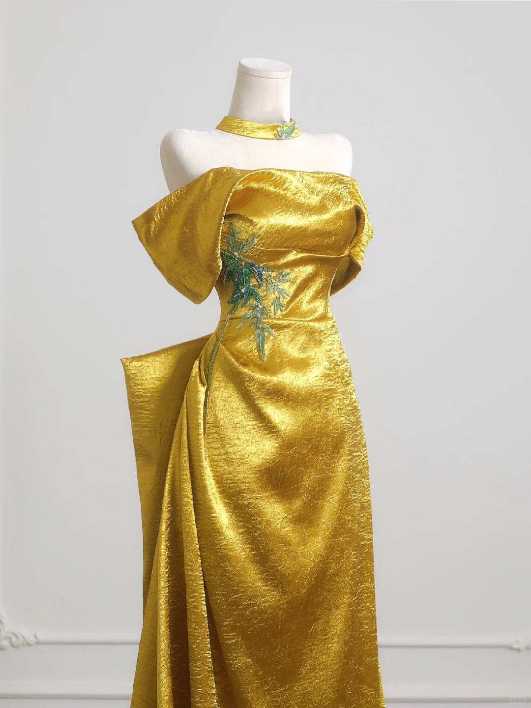 Robe de soirée longue élégante en satin avec appliques dorées nv4954