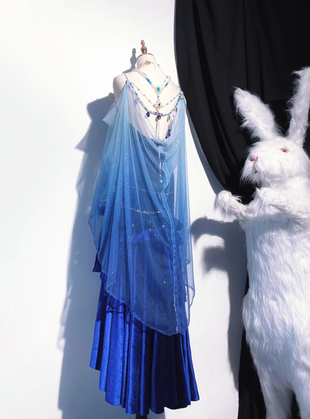 Burgundy/Blue Vintage Delicate Beads Elegant Stunning Long Velvet Ball Gown Evening Gown Party Dress nv4115