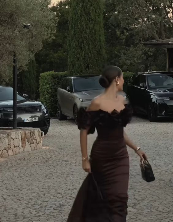 Robe de soirée longue en satin marron à épaules dénudées et coupe ajustée nv2276