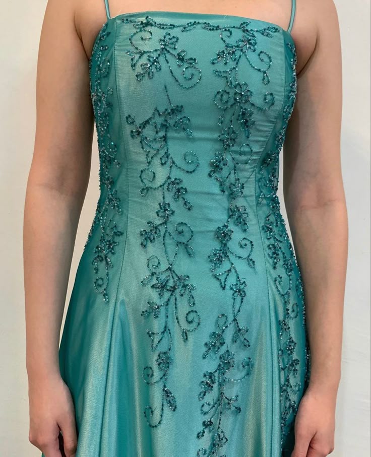 Robe de soirée longue en tulle violet, motif floral délicat, perles, bretelles spaghetti brillantes, élégante, coupe trapèze, robe de bal, robe de soirée, robe de bal nv3799