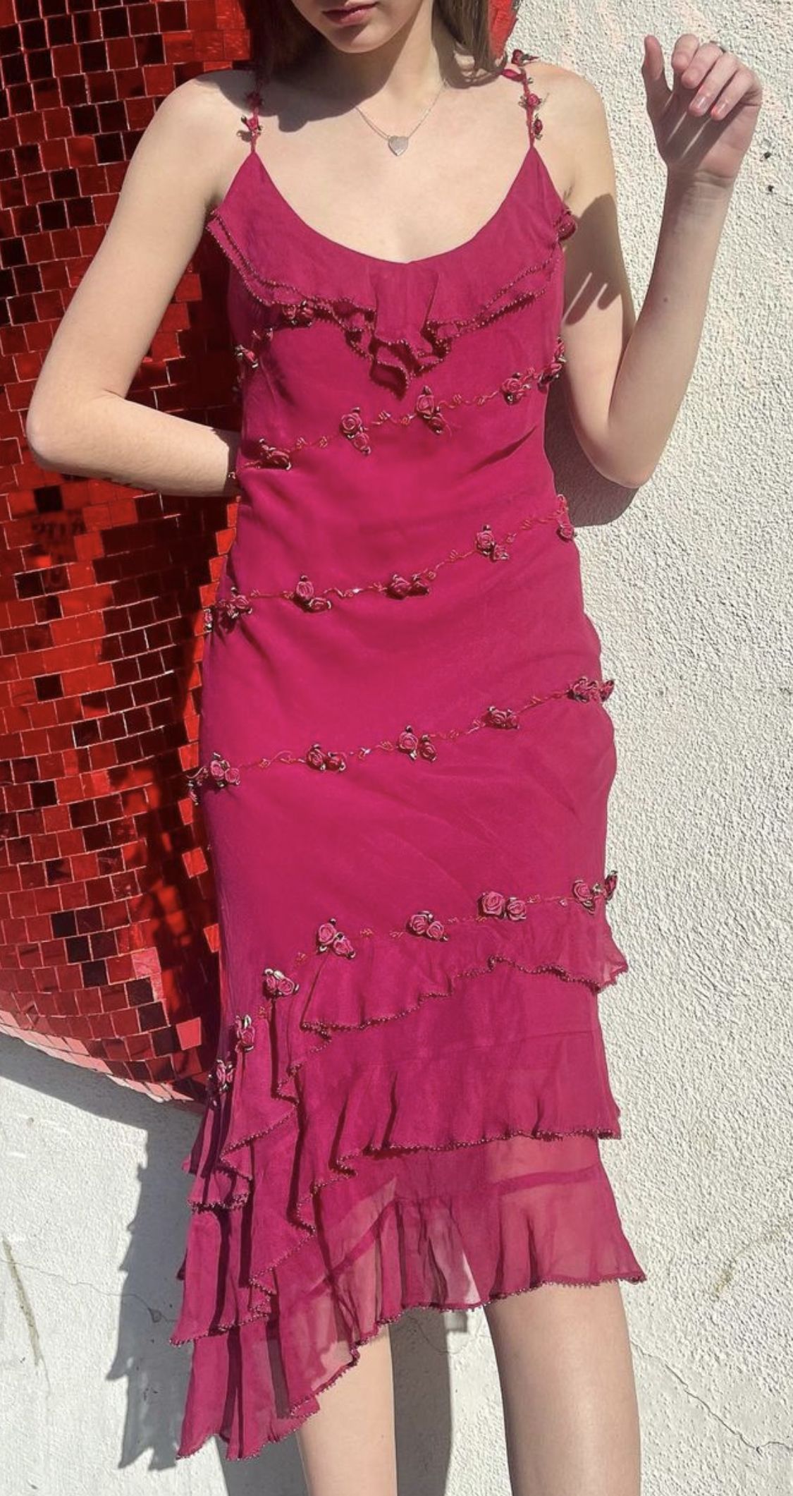 NiceVestidos – Rosa geblümtes, kurzes/mittellanges Homecoming-Kleid mit Rüschen, NV5717