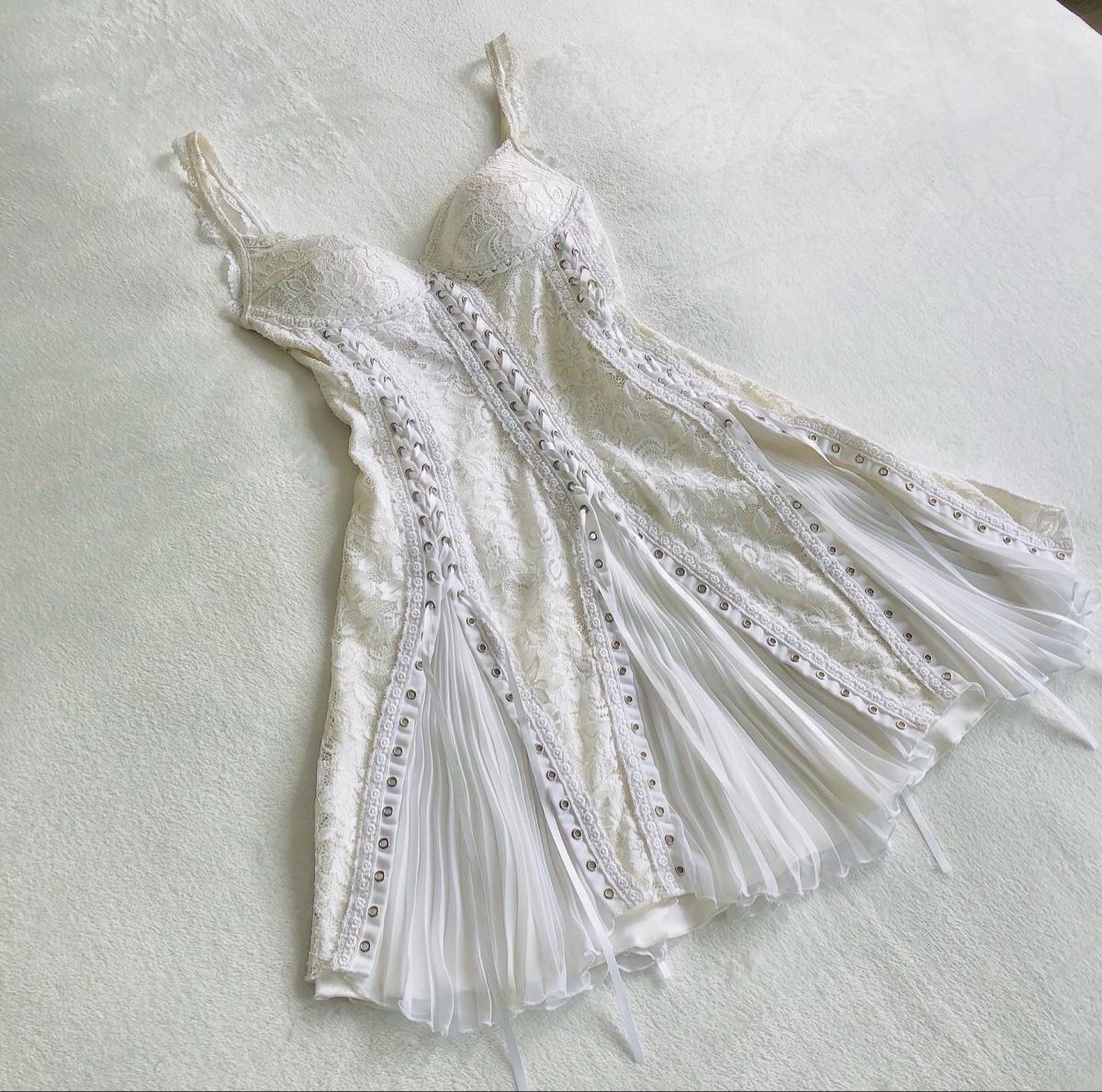 NiceVestidos – Vintage Weißes, kurzes Abendkleid im Court-Stil mit Schnürung, Falten und Spaghettiträgern NV5903