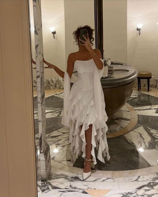 Robe de soirée à la mode en mousseline de soie blanche à bretelles spaghetti et à volants avec ruban du même style nv2897