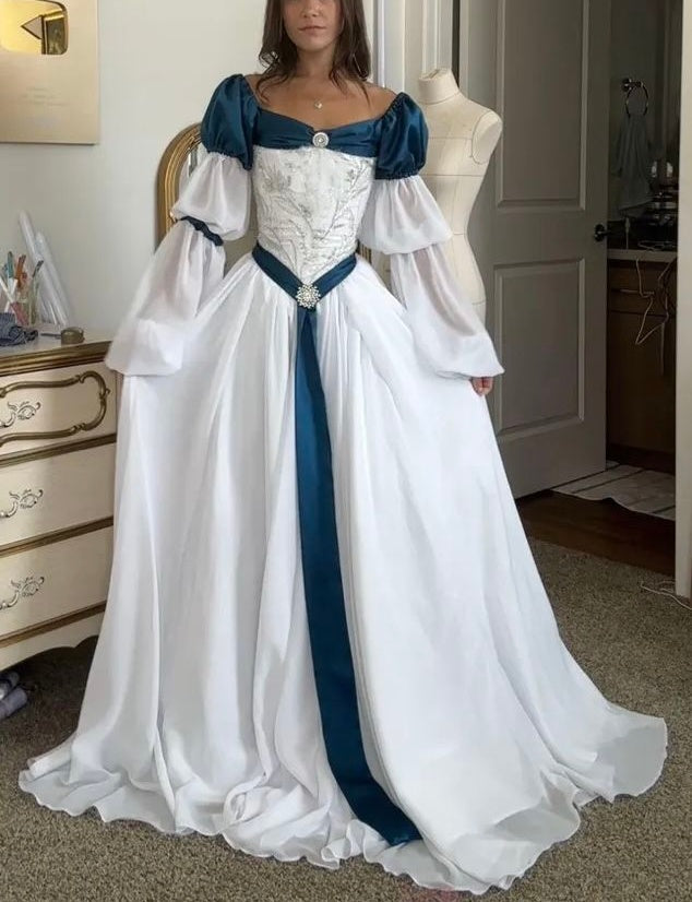 Retro-Ballkleid im Hofstil, weiß-blau kontrastierend bestickt, schulterfrei – Mittelalter-Mottoparty- und Cosplay-Kleid NV6389