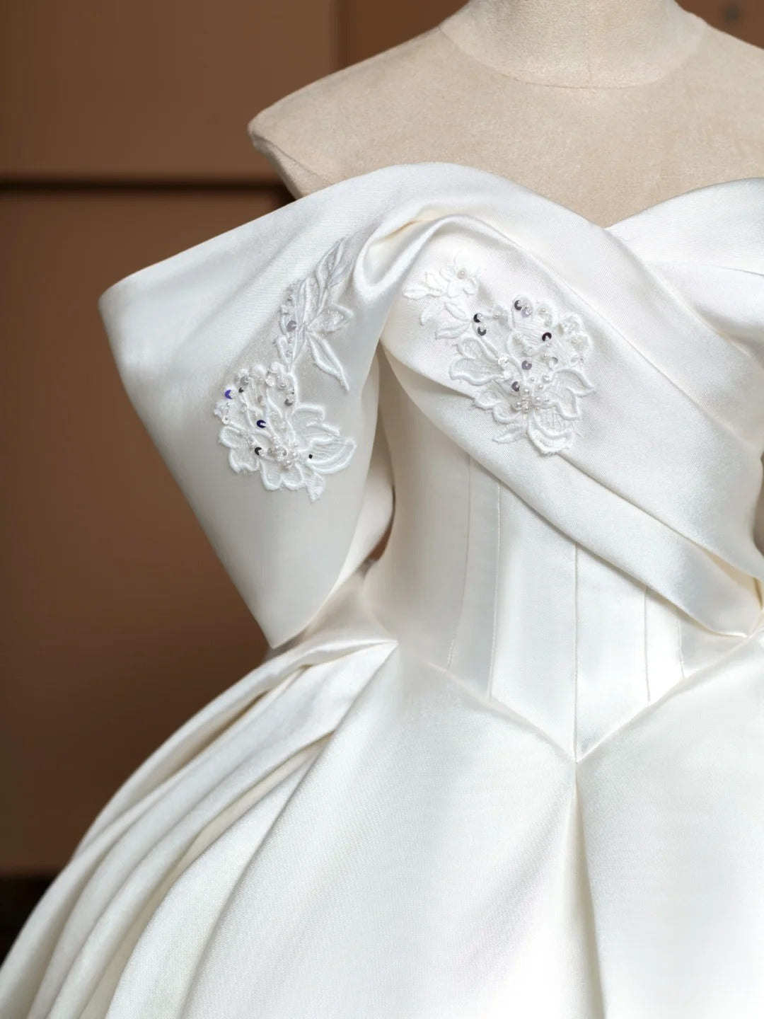 Robe de soirée longue en satin blanc à fleurs appliquées et perles, élégante et tendance, robe de bal, robe de soirée, robe de mariée, nv4747
