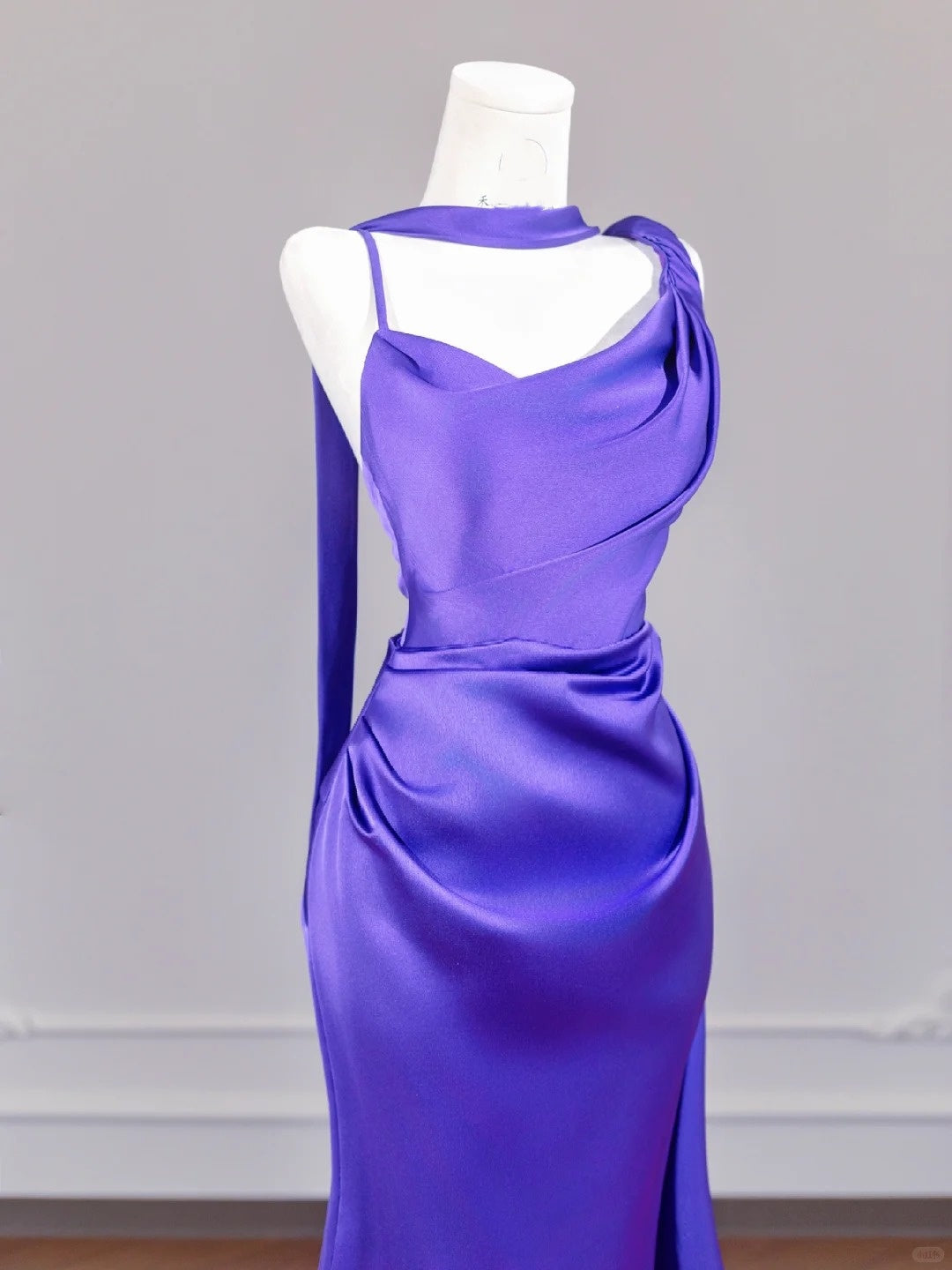 Lila Elegantes rückenfreies langes Satin-Ballkleid nv4964