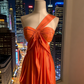 Leuchtend orangefarbenes, mattes, rückenfreies One-Shoulder-Kleid mit Twist-Knoten – luxuriöses Maxikleid mit drapierter Schärpe NV6783