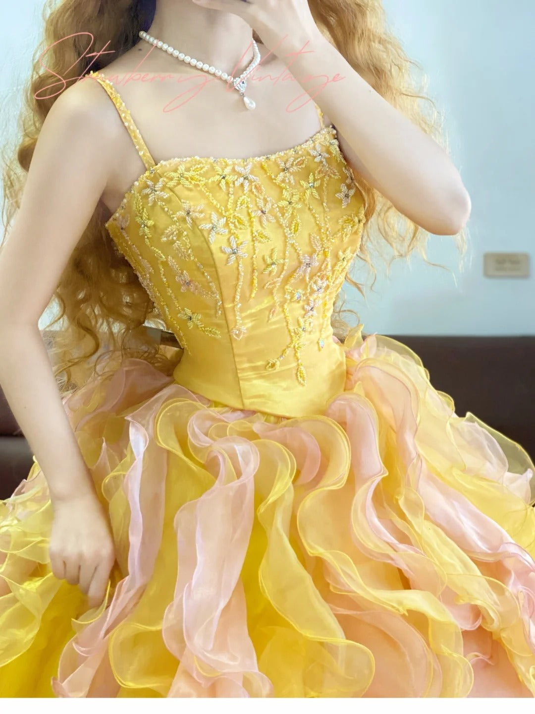 Langes Ballkleid aus Tüll mit gelbem Perlenverzierung und Farbverlauf im Prinzessinnenstil. nv5079