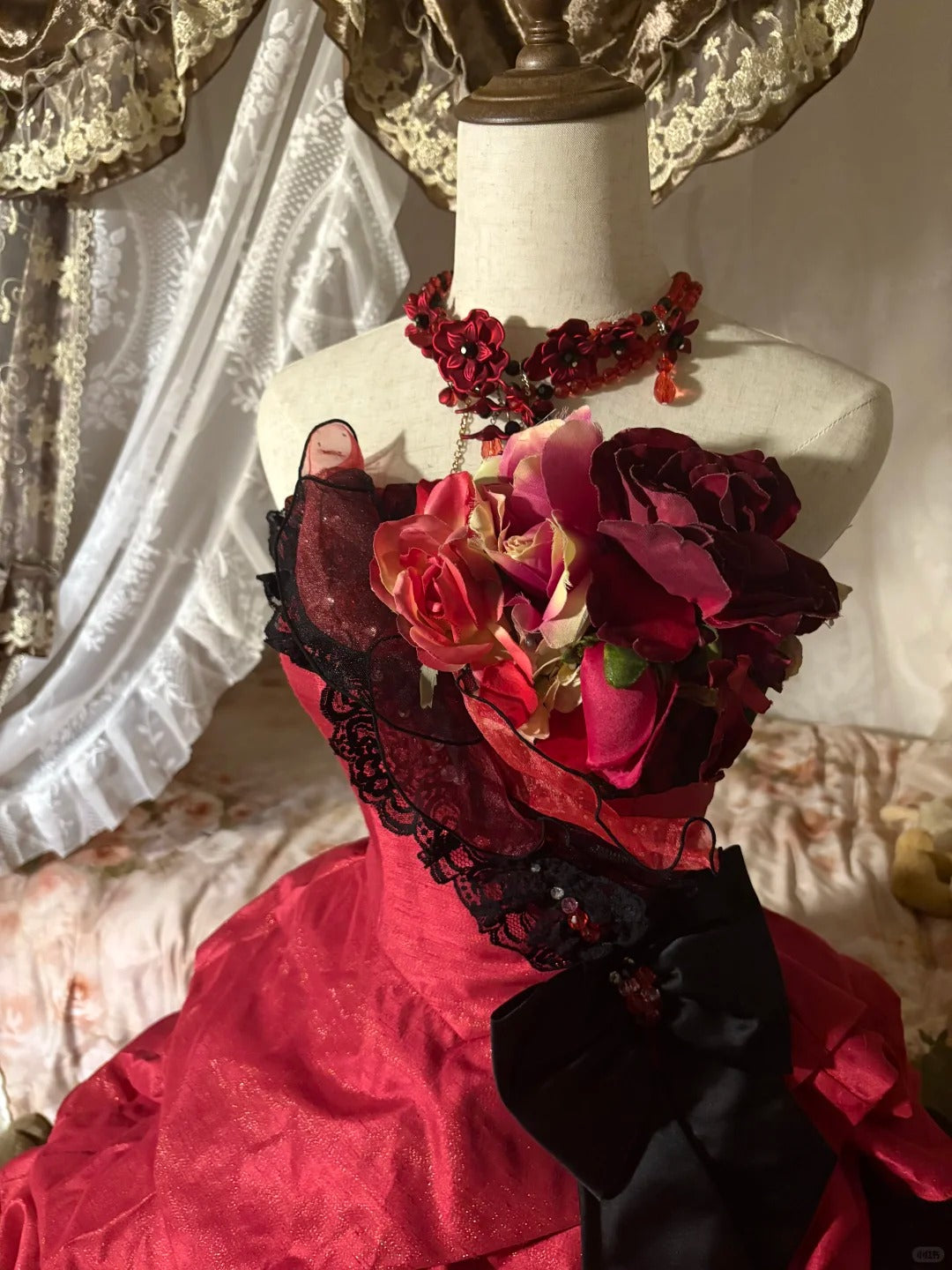 Rotes bodenlanges Ballkleid aus floralem Spitzentüll nv5170