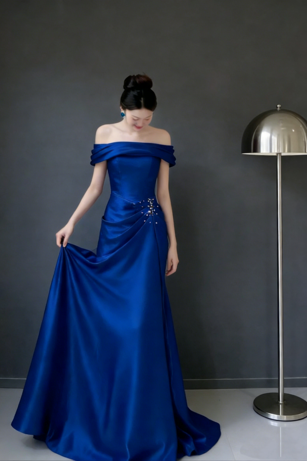 Tiefseeblaues schulterfreies Abendkleid mit Wasserfallausschnitt, Perlenbesatz und Schleppe – Maxikleid für Abendveranstaltungen, roten Teppich und Themenbälle NV6824