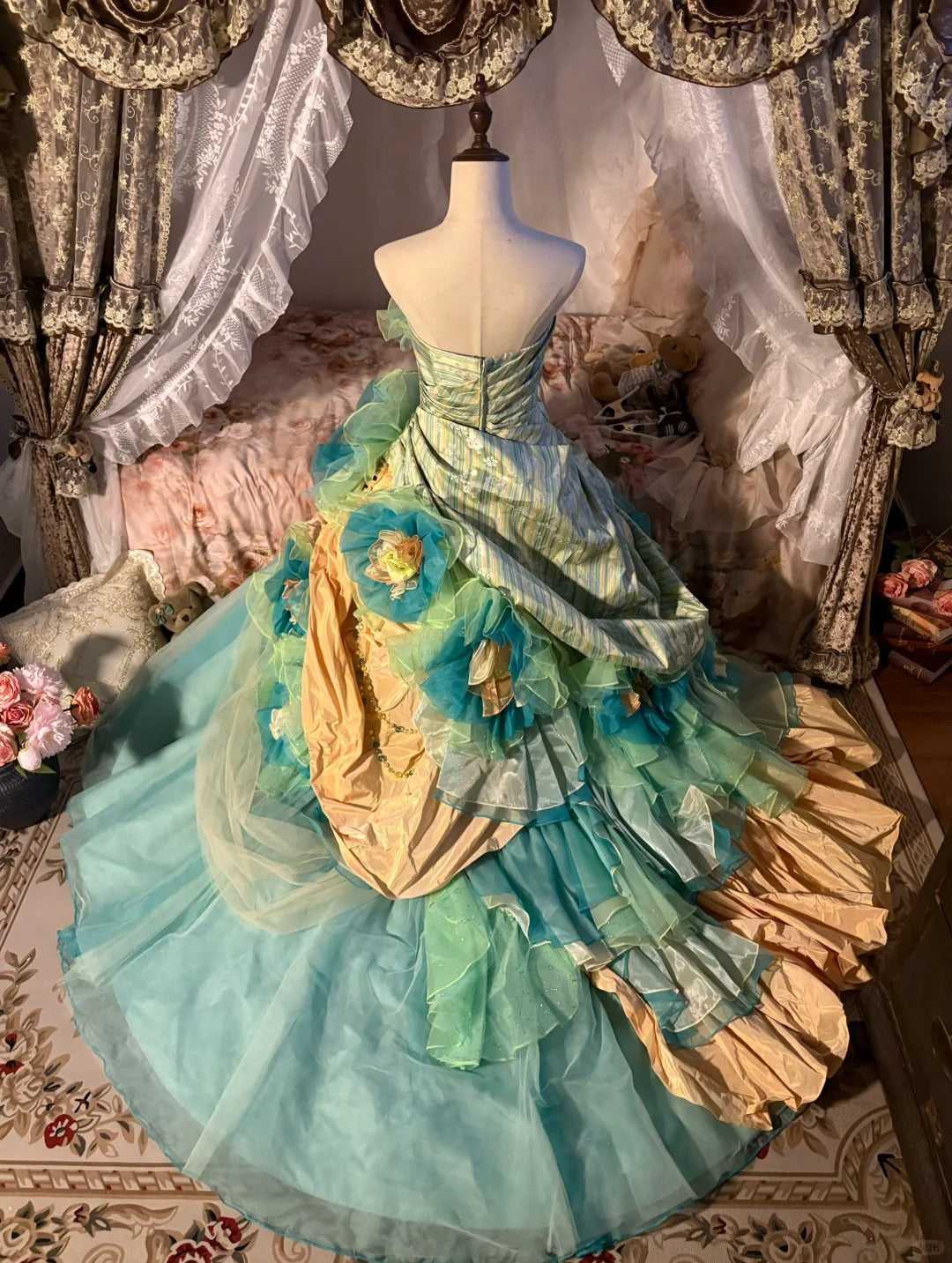 Blaues bodenlanges Ballkleid aus floralem Tüll nv5171