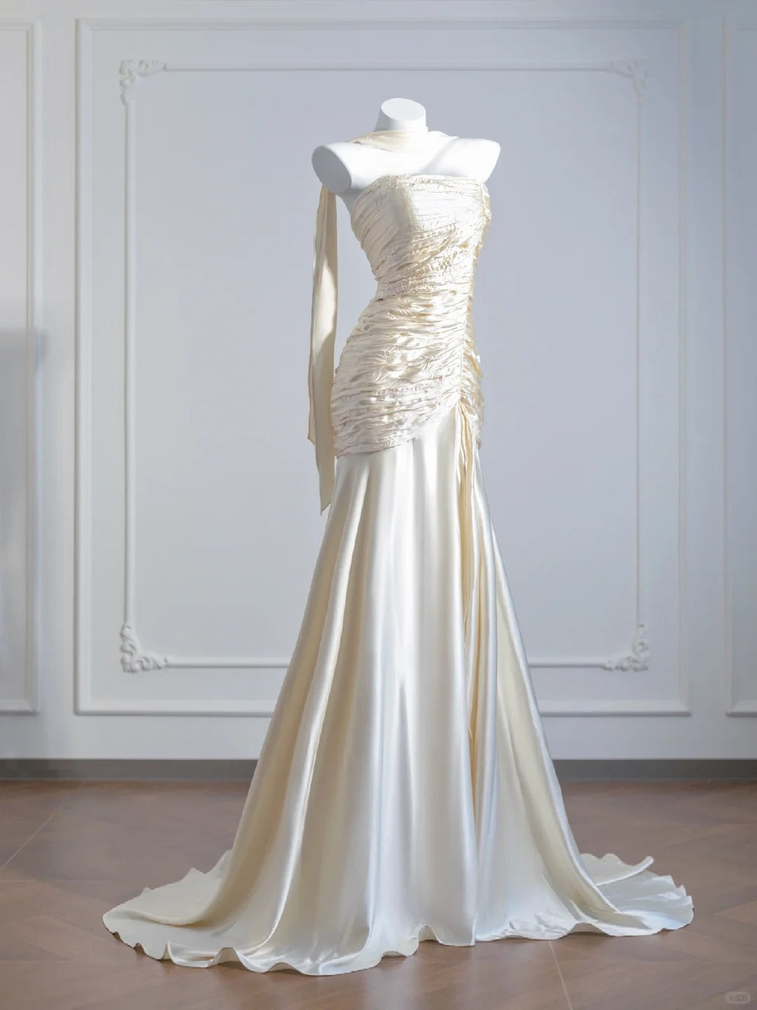 Robe de soirée longue en satin doré à la mode nv4723