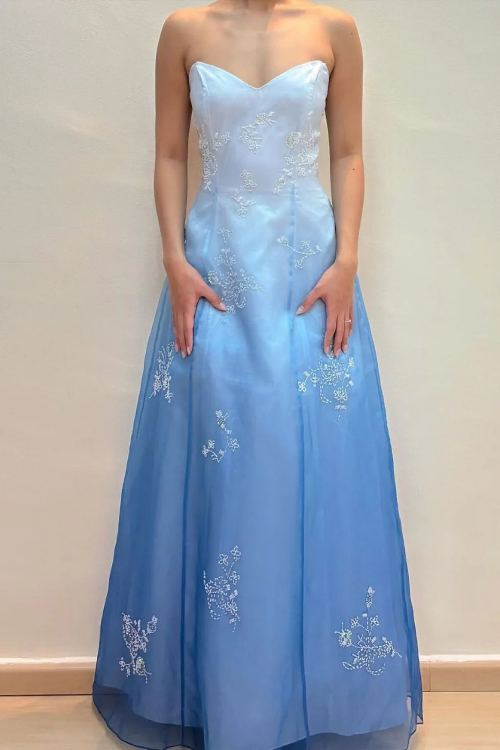 NiceVestidos-Blue and white exquisite floral fashion gradient tube top long floor-length ball gown graduation dress nv5523
