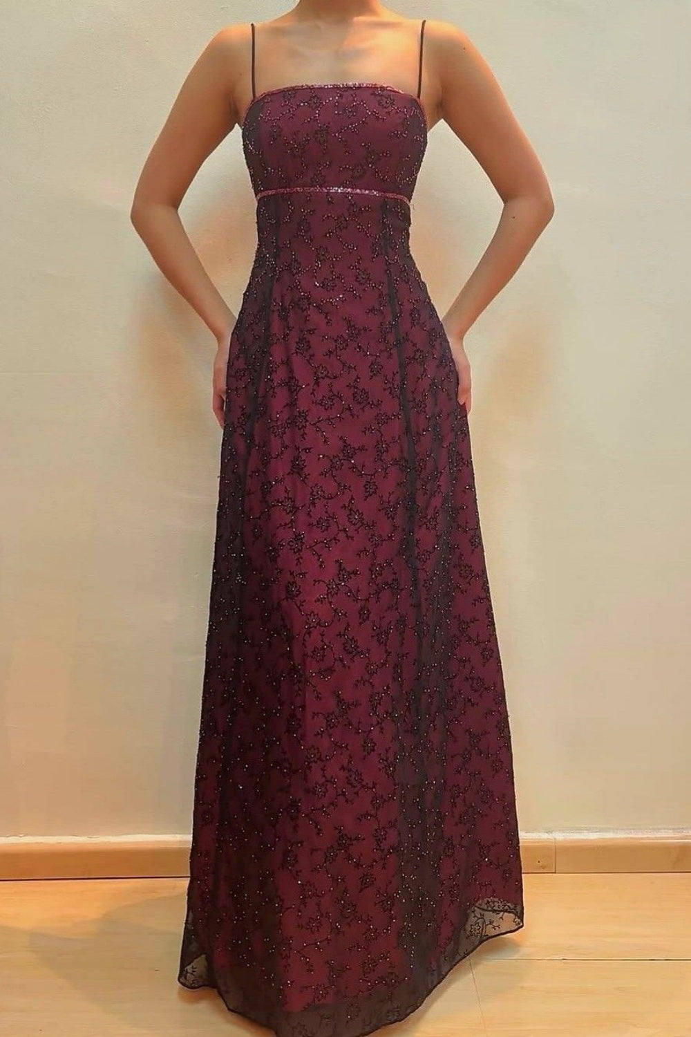 NiceVestidos – Elegantes, extralanges Brautjungfernkleid im Burgunderrot mit Paillettenstickerei und Spaghettiträgern, NV5805