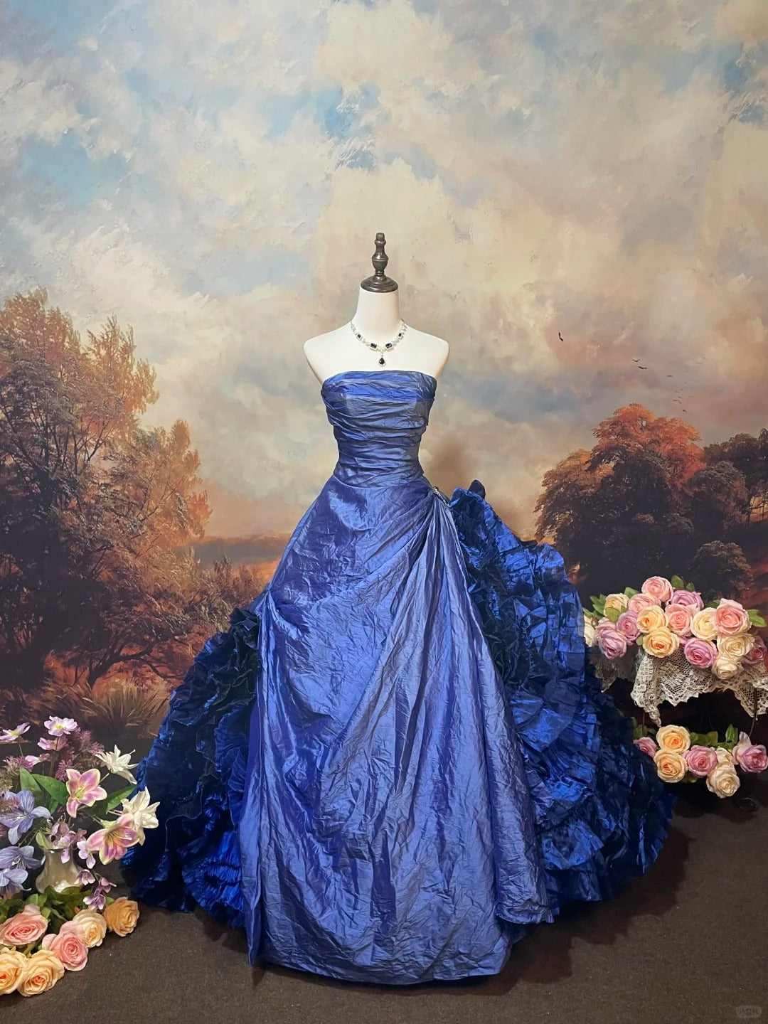 Bodenlanges, langes Vintage-Ballkleid aus blauem Satin, NV5152