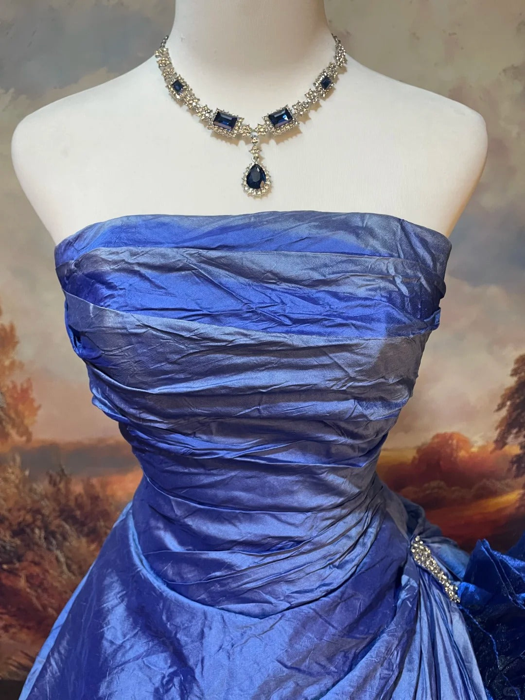 Bodenlanges, langes Vintage-Ballkleid aus blauem Satin, NV5152