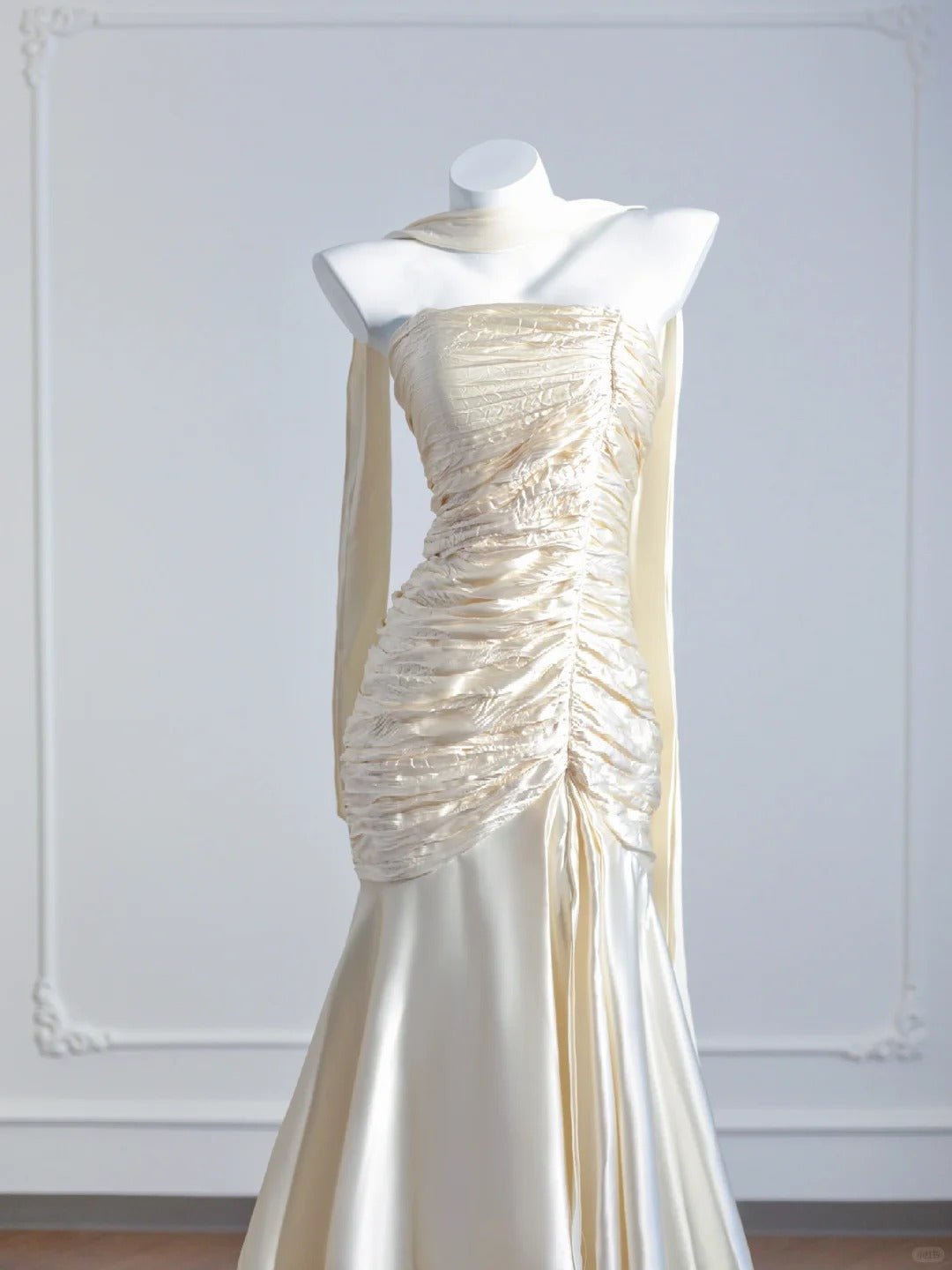 Robe de soirée longue en satin doré à la mode nv4723