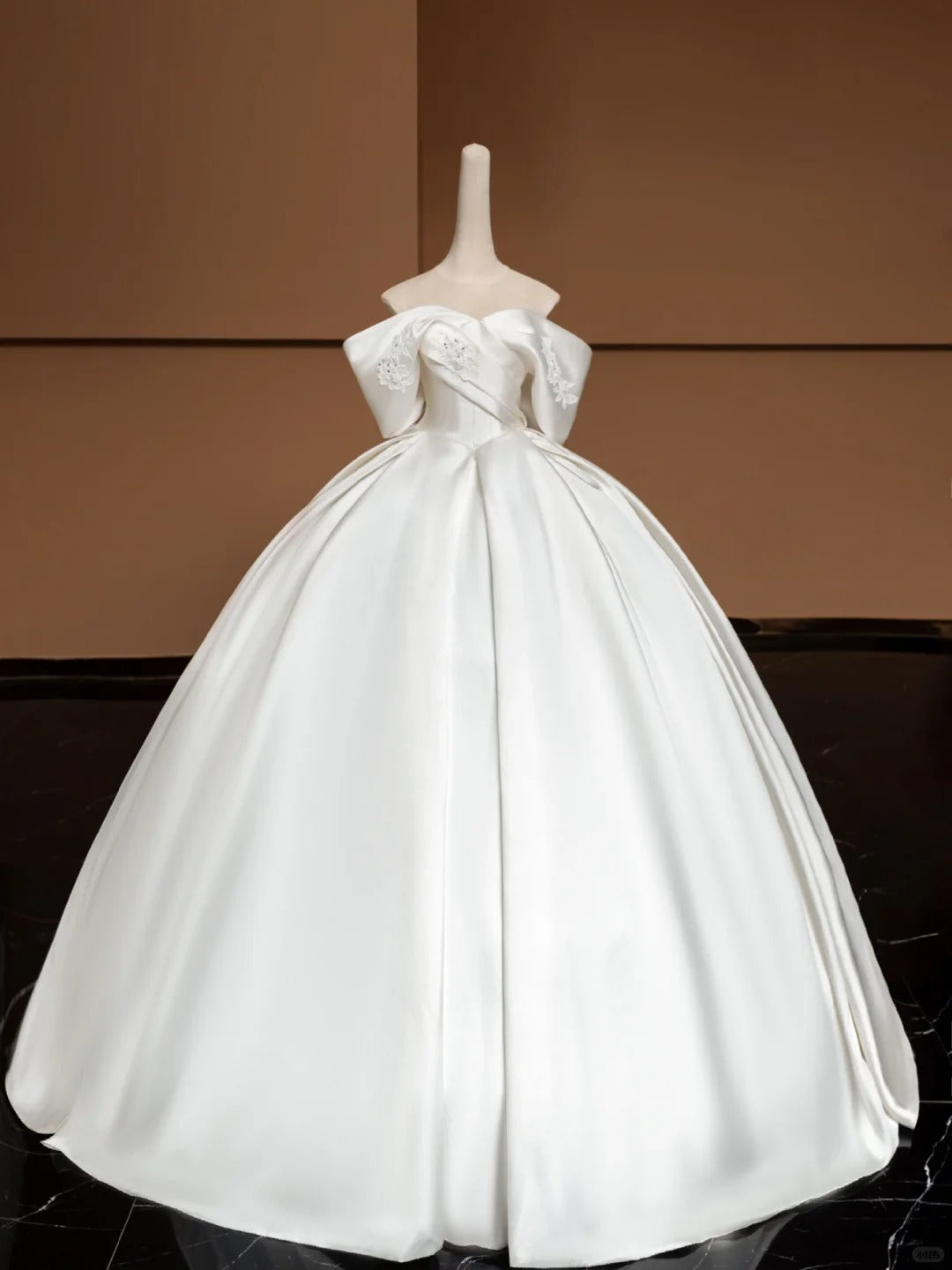 Robe de soirée longue en satin blanc à fleurs appliquées et perles, élégante et tendance, robe de bal, robe de soirée, robe de mariée, nv4747