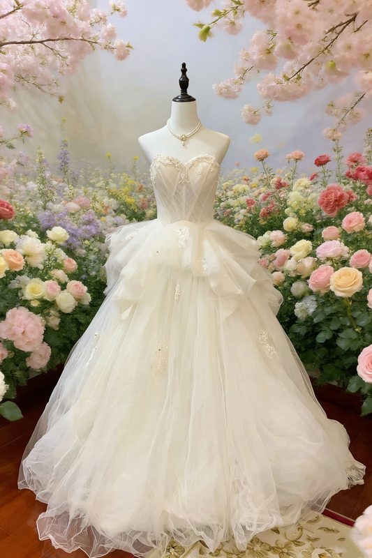 Weißes, trägerloses, perlenbesetztes Brautkleid mit mehrlagiger Schleppe – Maxikleid für Hochzeit, Verlobung, Dinner oder Abendveranstaltung NV6819