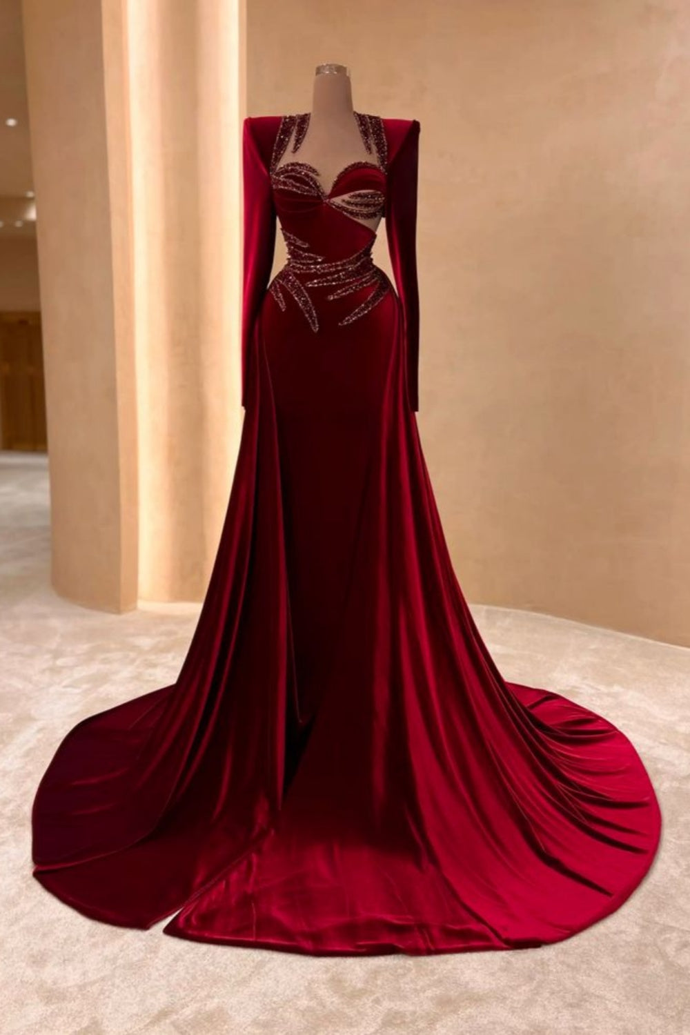 NiceVestidos - Robe de soirée longue en velours rouge, somptueuse et ornée de perles. NV6051