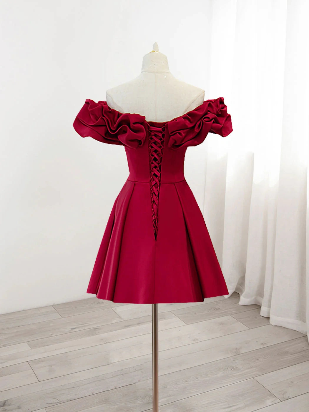 Robe de bal courte en satin à épaules dénudées et coupe A-line rouge bordeaux nv2115