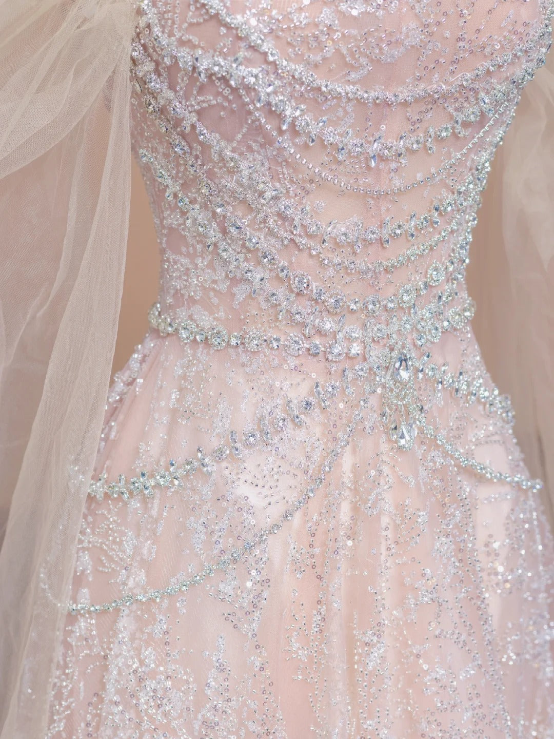 Ein luxuriöses, süßes, märchenhaftes, langes, perlenbesetztes Ballkleid aus Tüll in Kirschblütenrosa. nv5075