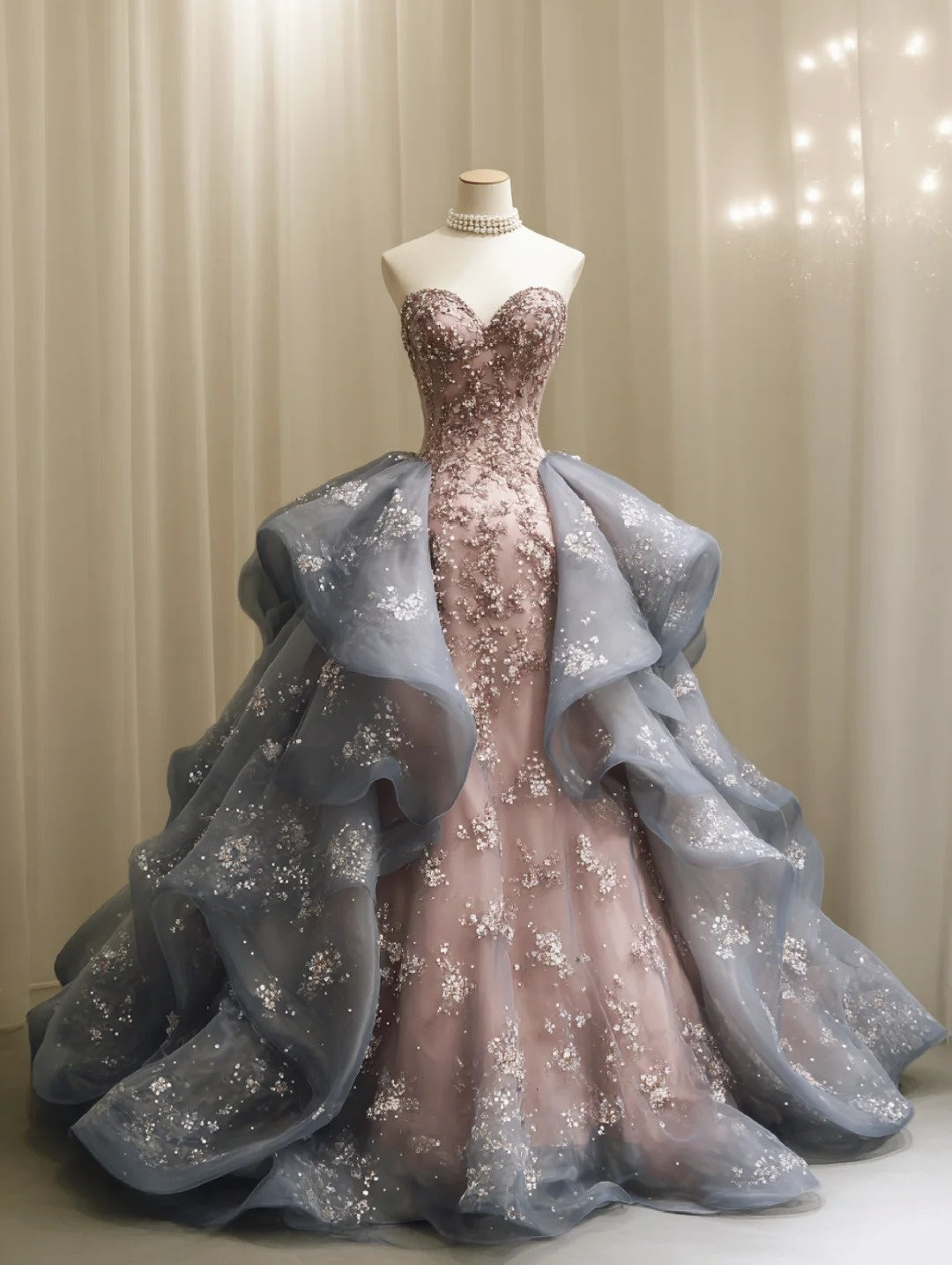 Éclat de neige poudrée | Robe rose champagne pour un bal d'hiver NV6519