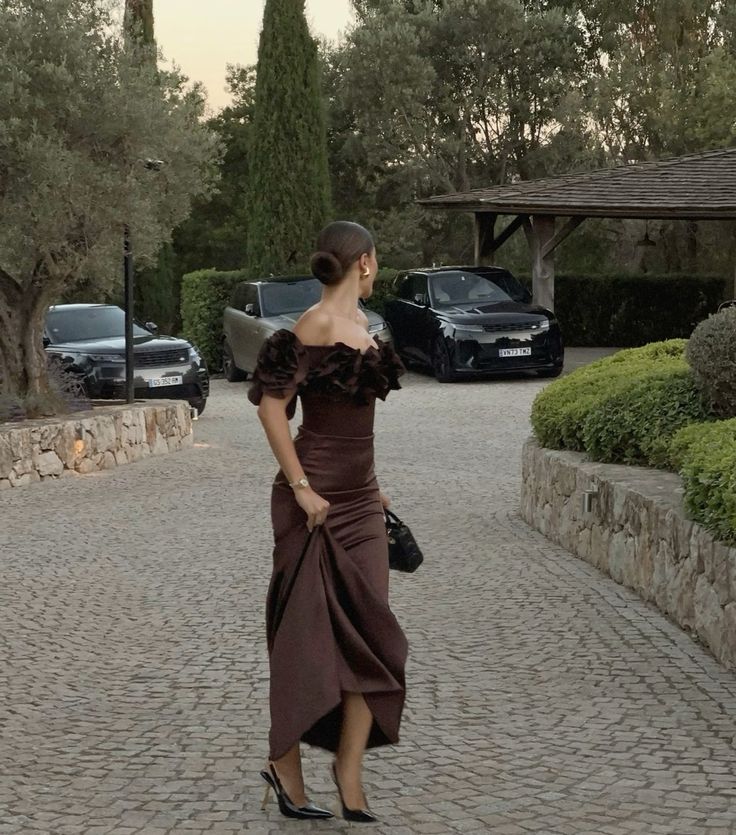 Robe de soirée longue en satin marron à épaules dénudées et coupe ajustée nv2276
