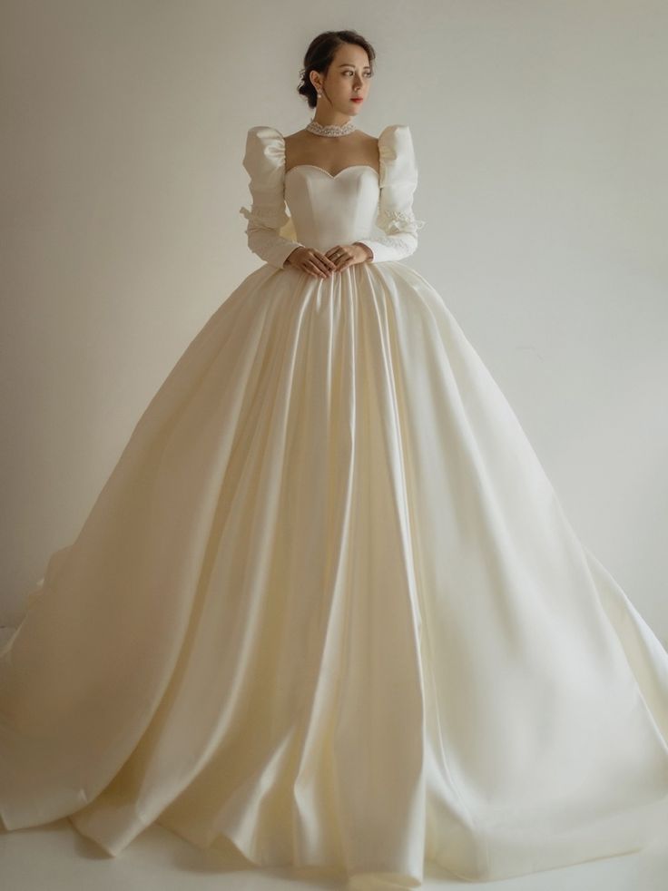Robe de soirée princesse vintage en satin ivoire crème à col en cœur et manches longues nv2842