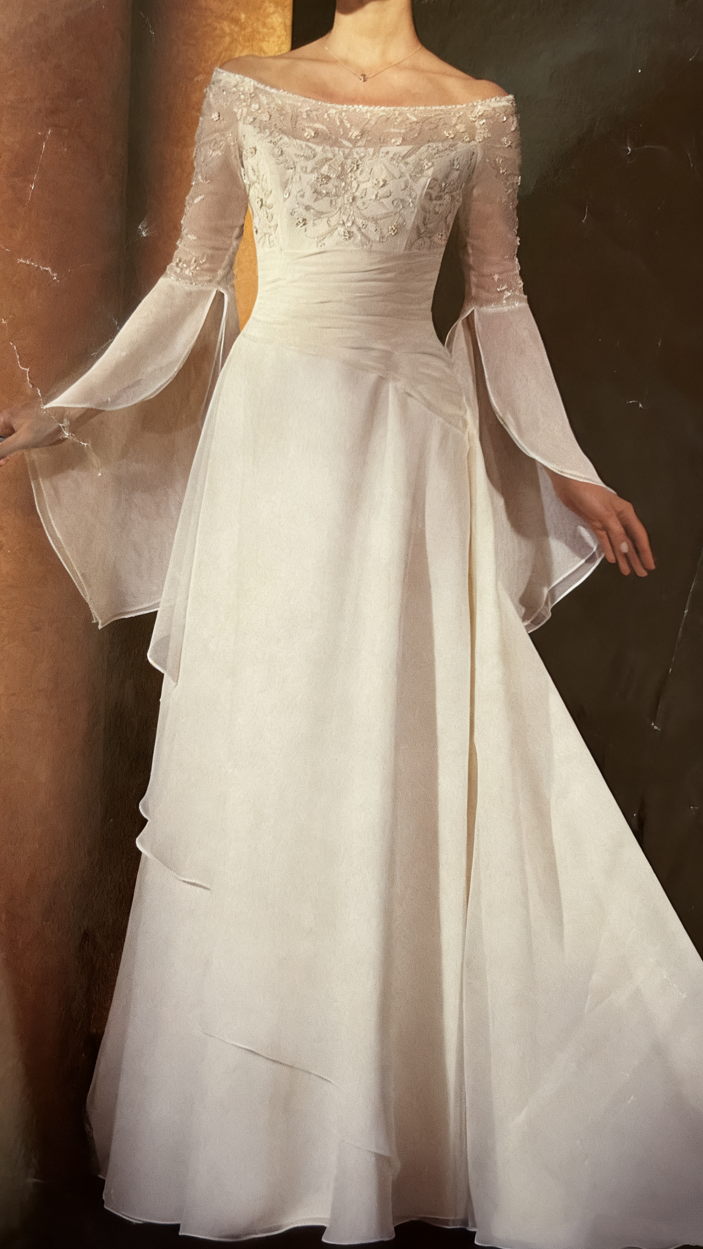 NiceVestidos – Weißes, langärmeliges, zartes, perlenbesetztes Chiffonkleid NV5997