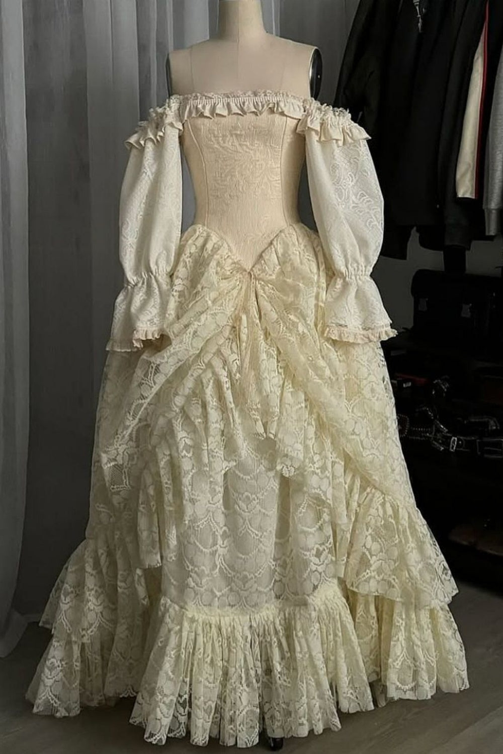 NiceVestidos-_Long-sleeved, long, delicate lace layered dress NV6033