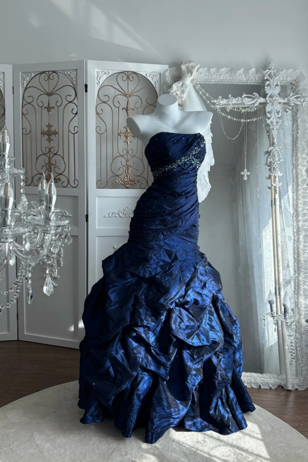 Trendiges königsblaues Meerjungfrauenkleid: Perlenbesetzt, trägerlos &amp; mit Rüschensaum NV6840