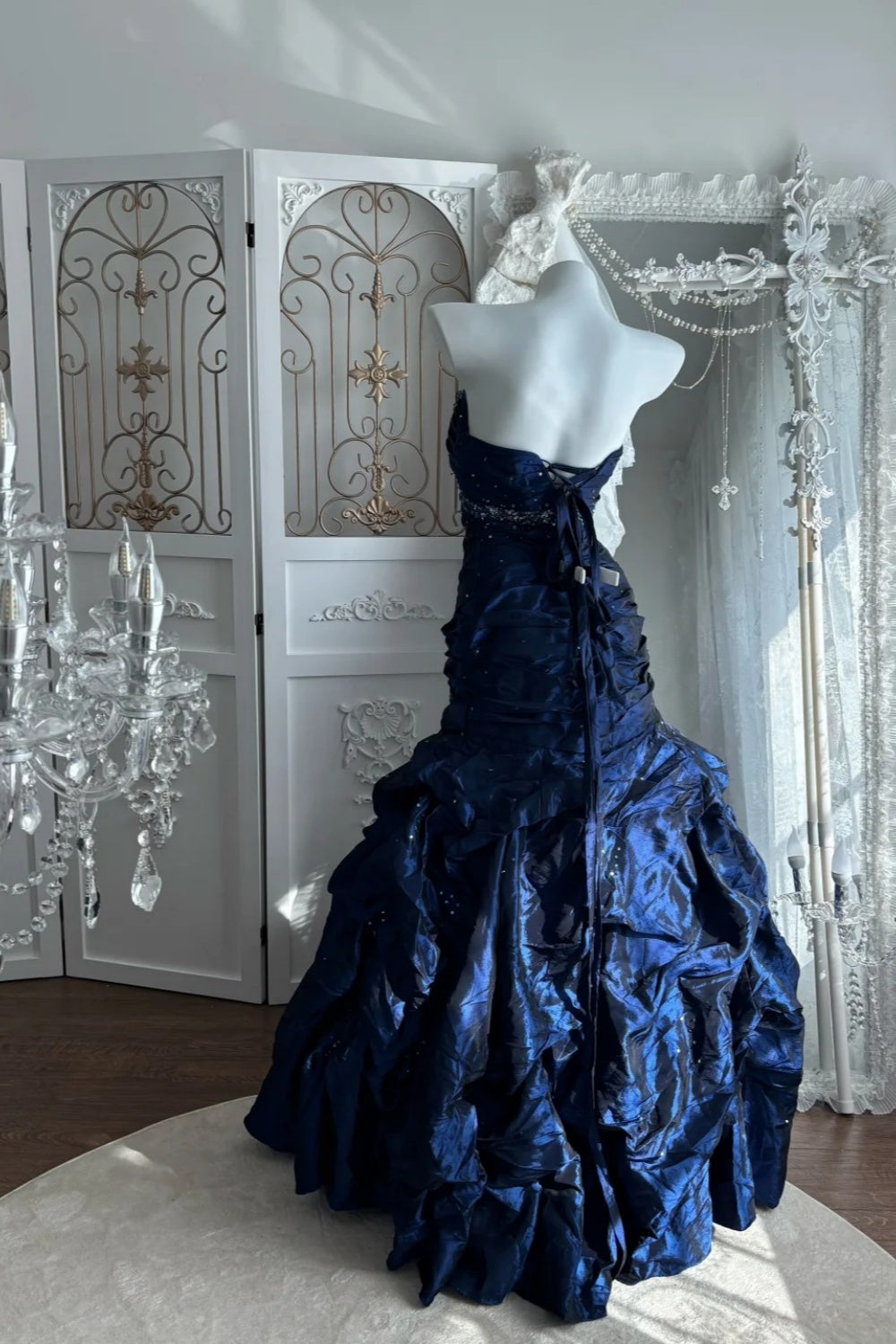 Trendiges königsblaues Meerjungfrauenkleid: Perlenbesetzt, trägerlos &amp; mit Rüschensaum NV6840