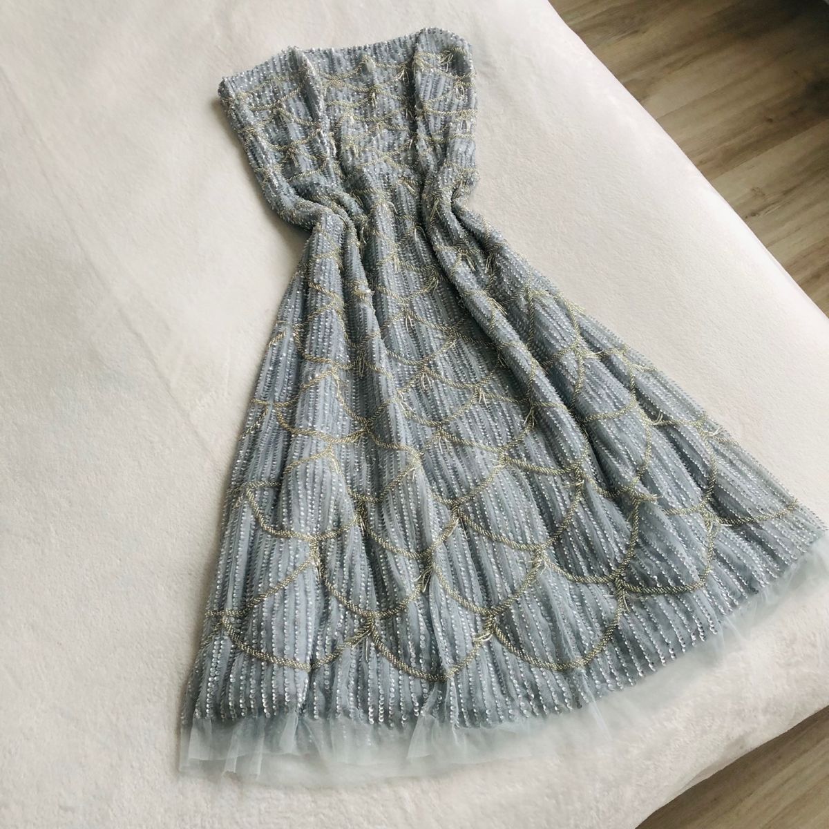 NiceVestidos - Robe midi bustier en tulle à sequins et perles | Robe de soirée de luxe pour fêtes et galas formels NV5899