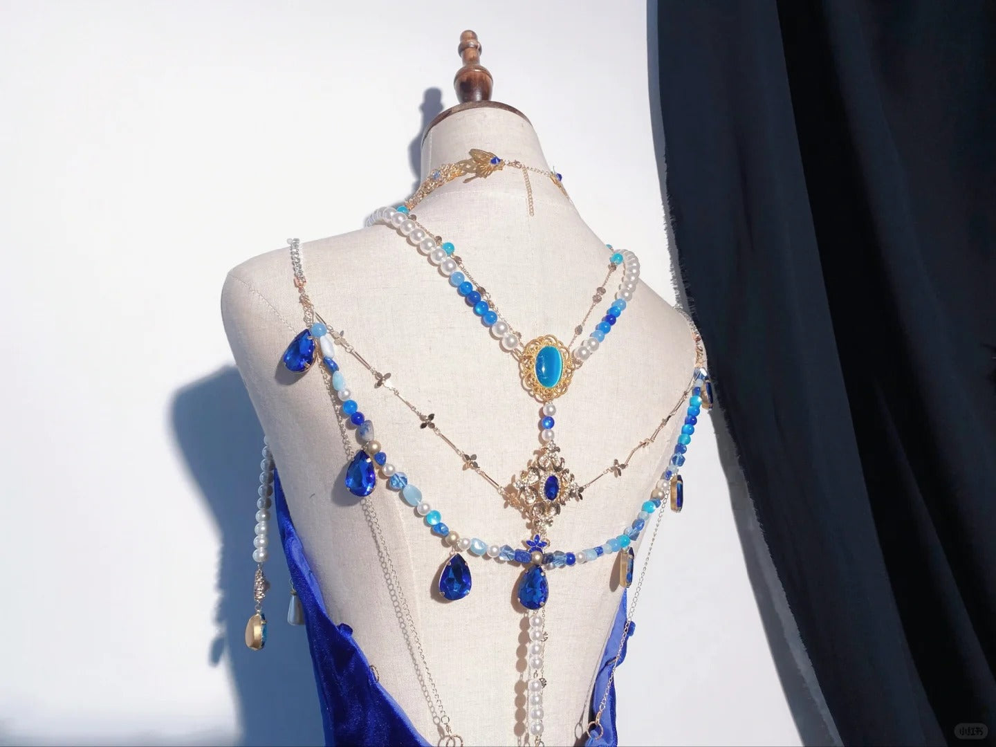 Burgundy/Blue Vintage Delicate Beads Elegant Stunning Long Velvet Ball Gown Evening Gown Party Dress nv4115