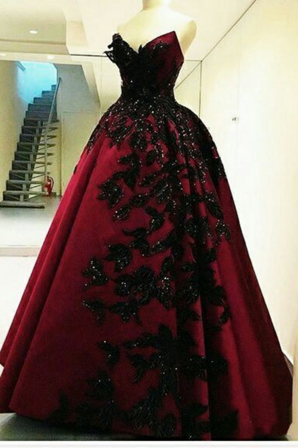 Burgunderrotes, wunderschönes, exquisites, langes Ballkleid aus Satin mit Blumenapplikationen, nv3369