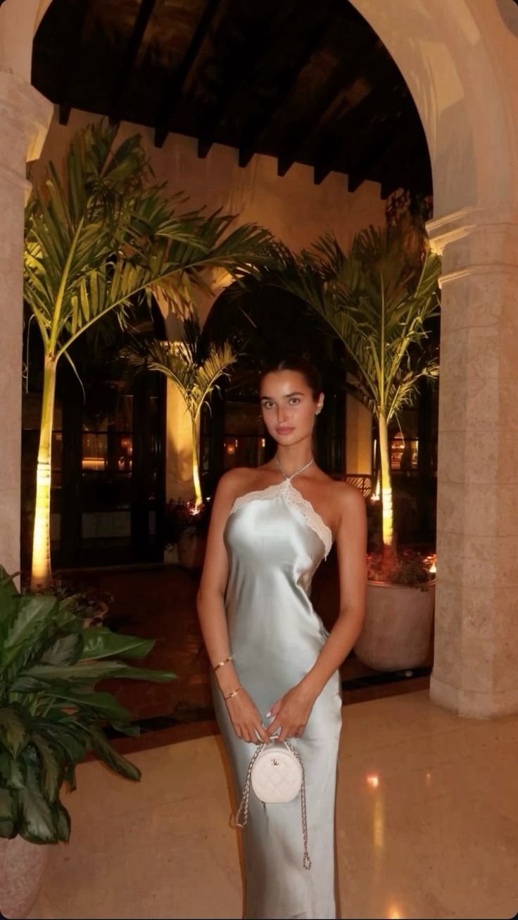 Hellsilbernes, modisches, trägerloses, schulterfreies, schmal geschnittenes Spitzenkleid mit langer, eindrucksvoller Ballkleid-Abendkleid-Partykleid nv2577