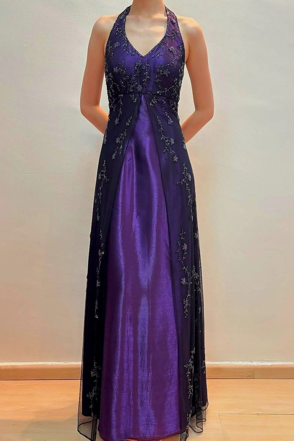 NiceVestidos – Vintage-Glamour-Stil, lila – schwarz, bodenlanges Abendkleid mit Neckholder und Perlenverzierung, NV5804