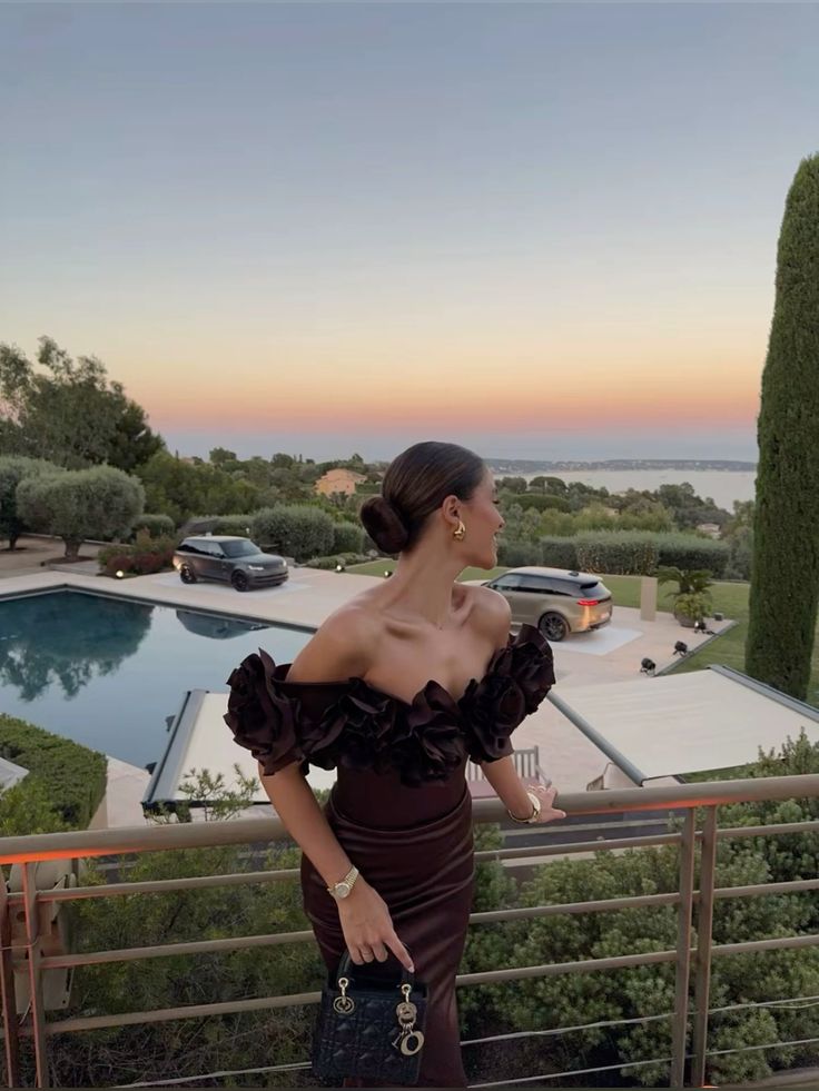 Robe de soirée longue en satin marron à épaules dénudées et coupe ajustée nv2276