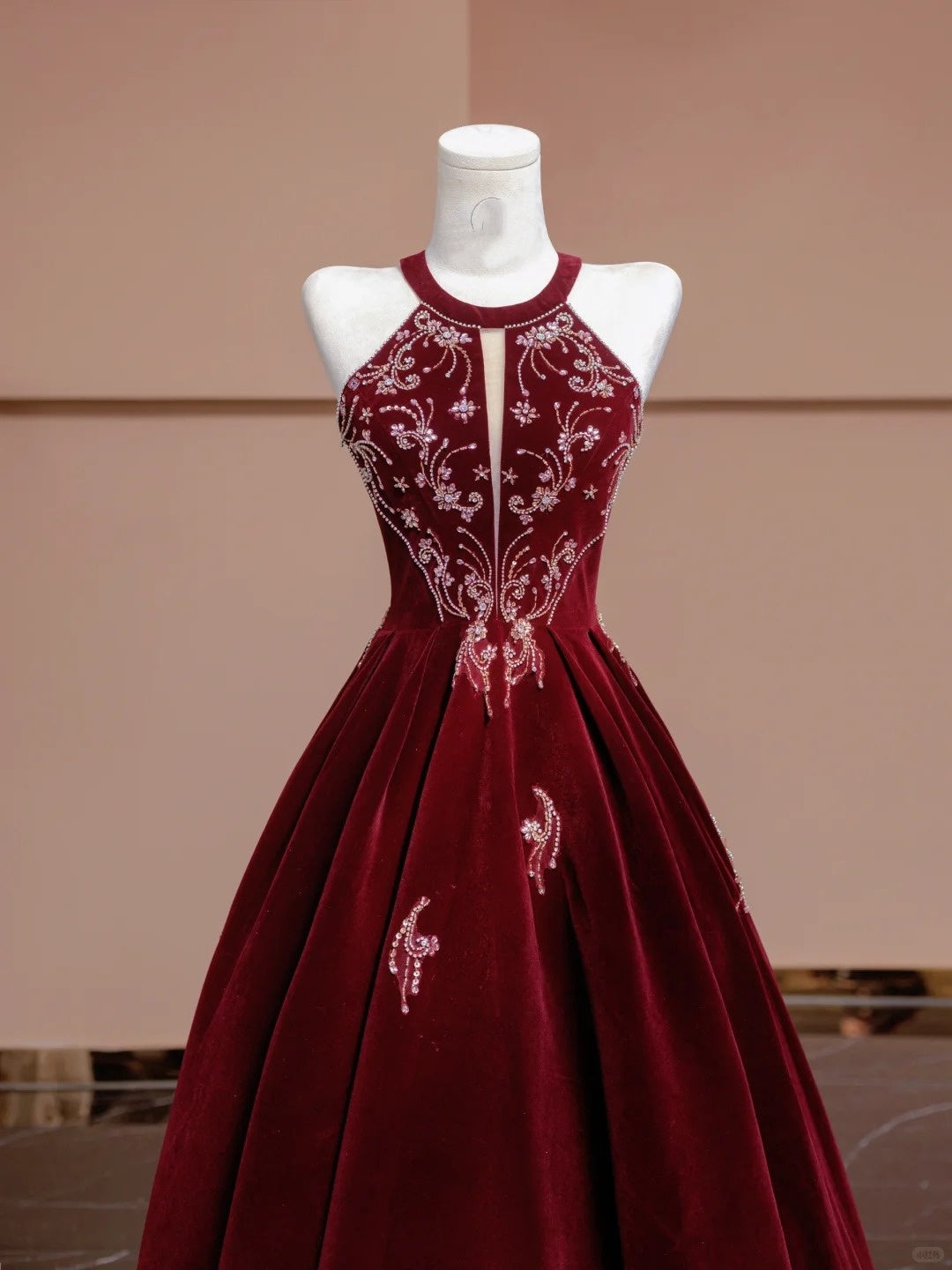 Rotes, perlenbesetztes, langes, bodenlanges Ballkleid aus Samt, NV5051